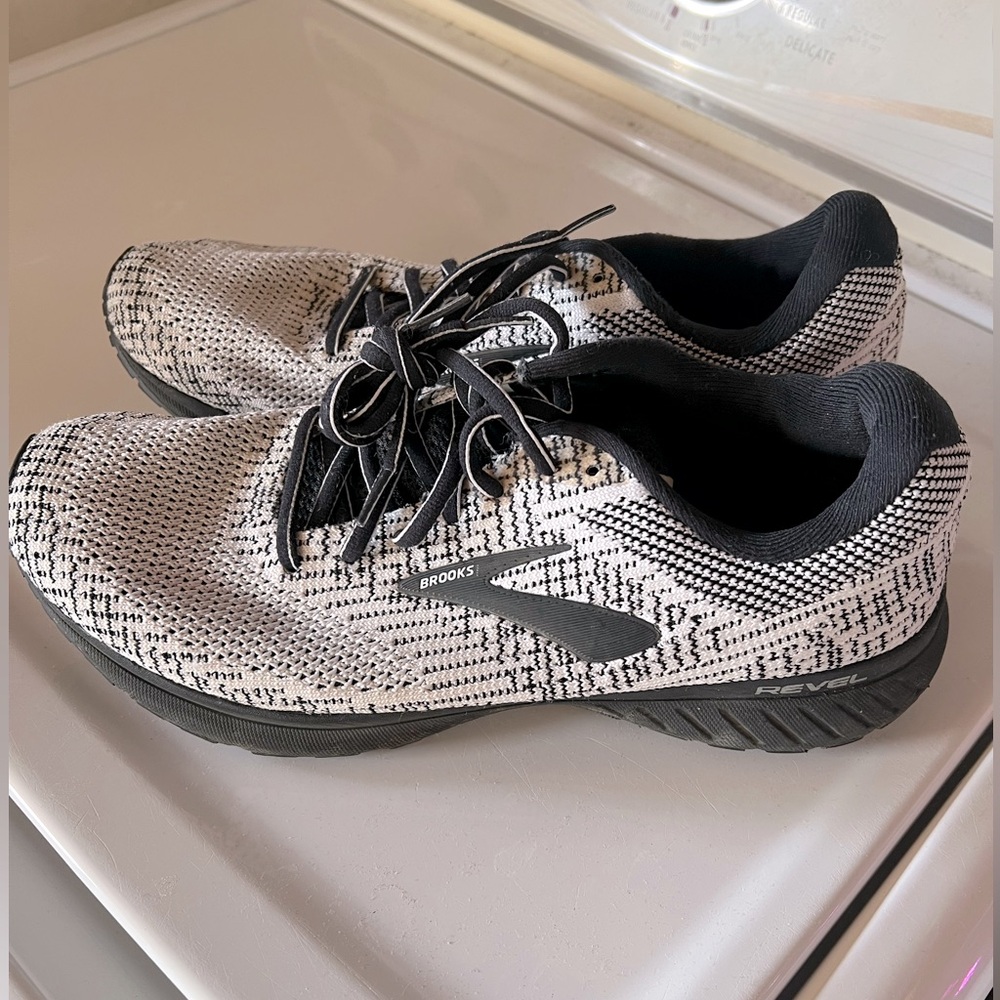 EUC Men’s Revel 7 Brooks size 10.5